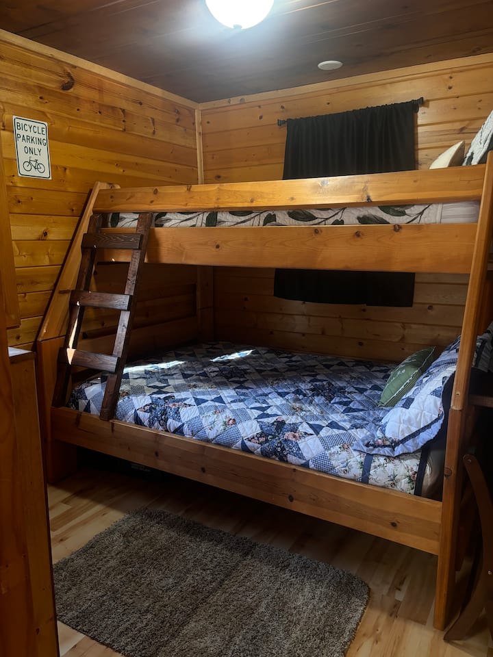 Dormitorio 2 – (piso principal) Cama de litera completa/individual fuera de la cocina, junto al baño. No hay armario. Tiene puerta de bolsillo con cerradura.