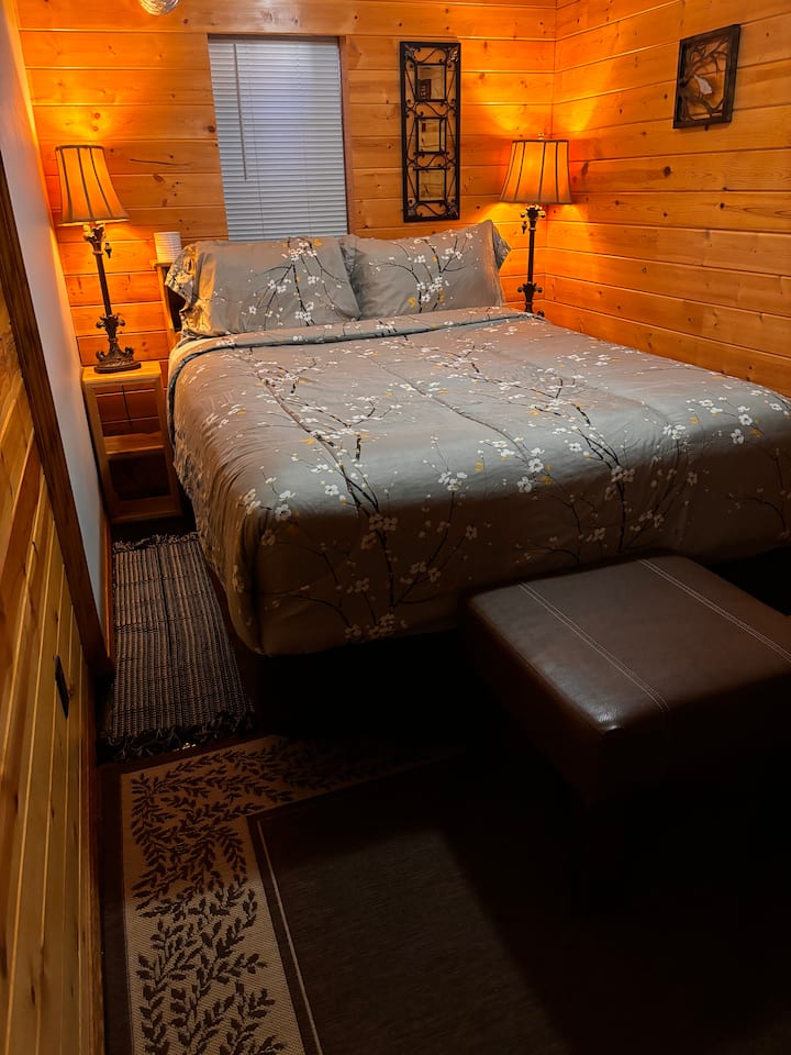 Dormitorio 3, cama matrimonial (sótano). Fire TV (no aparece en la foto). Espacio en el armario con aparador. Ventana de salida.