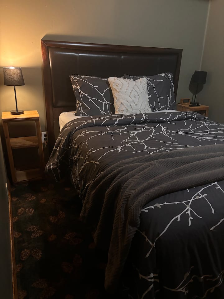 Habitación 4 - (sótano) Esta es una habitación adicional en el sótano, no se considera un dormitorio porque no hay ventanas. La ventana de salida del sótano se encuentra en el dormitorio 3. Puerta con cerradura, cama completa, mesitas de noche, TV con palo de fuego, armario pequeño.  