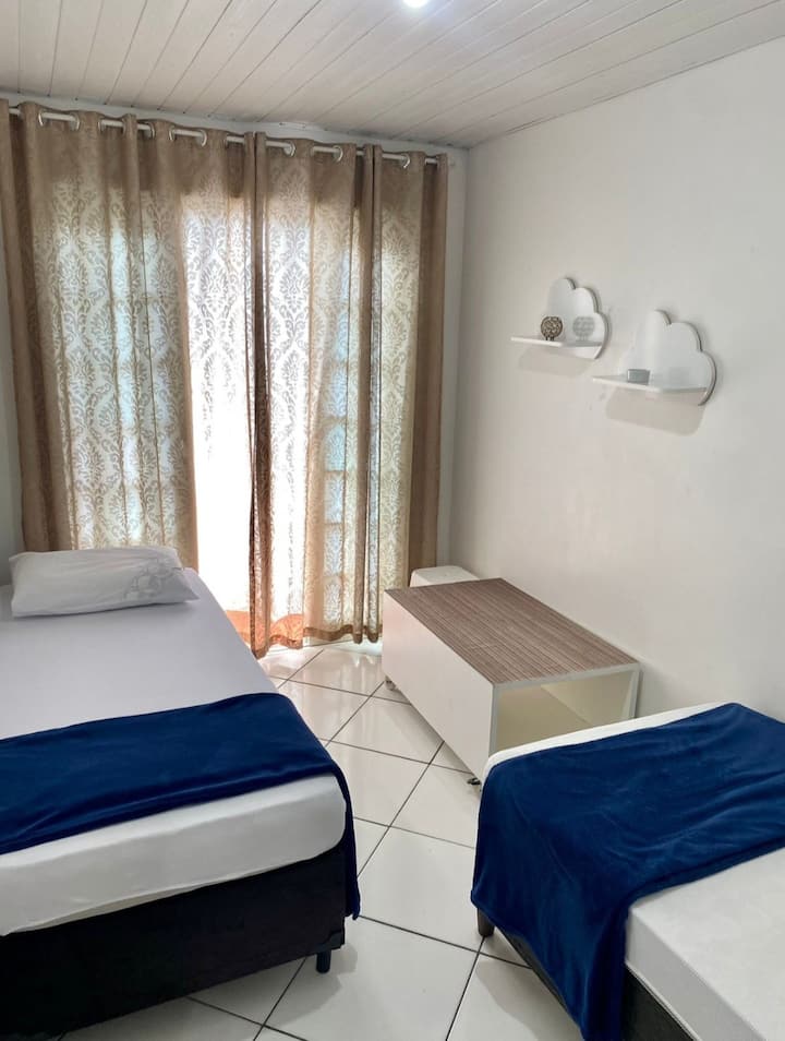 Deuxième chambre avec lit simple et ventilateurs