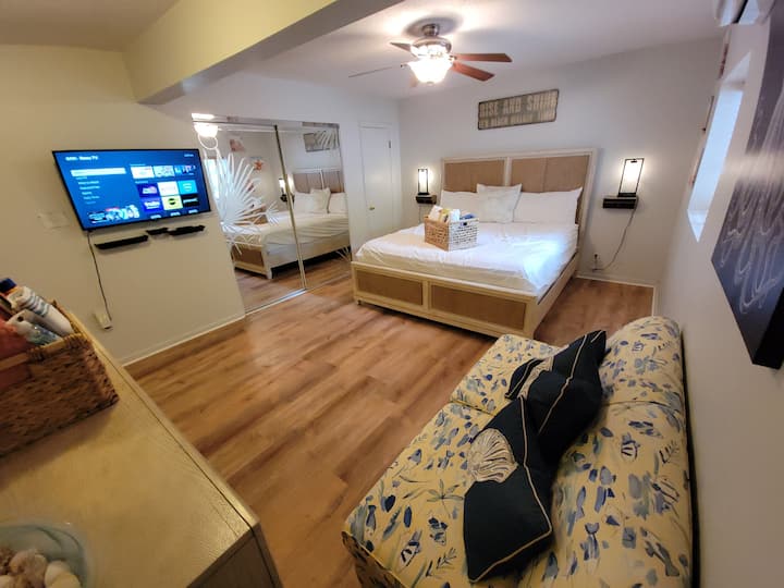 Dhomë gjumi e madhe me dollap të madh, dollap me çarçafë, hapësirë për t 'u ulur dhe televizor Roku.  Ventilatori i tavanit mbi krevat ofron dritë të freskët dhe abazhurët e zbehtë pranë krevatit me porta karikimi USB lejojnë dritë të shtuar për t 'u shtrirë për t' u lexuar!
