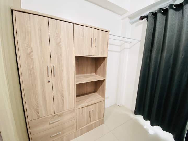 Кревет со свежа, мека постелнина, перници и удобен јорган за мирен сон, гардероба за вашите работи и голем прозорец со завеси за затемнување, обезбедувајќи мирна средина во тивок и безбеден простор, идеален за краткорочен и долгорочен престој.