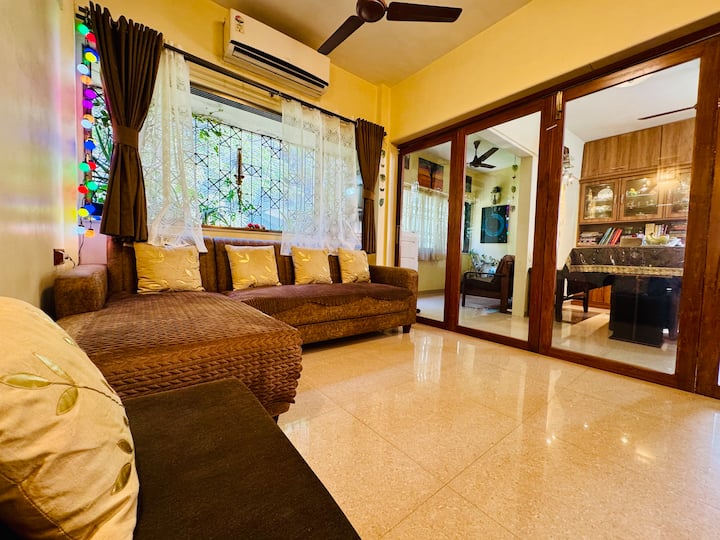 ห้องนั่งเล่นที่สว่างโปร่งและโปร่งโล่งพร้อมความสุขมากมายที่รู้สึกได้เอง.. มีเครื่องปรับอากาศแบบแยกส่วนและการจัดที่นั่งที่ผ่อนคลาย