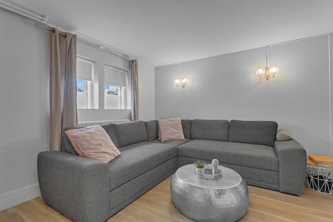 Cozy Downtown Keflavík Apartment - 5min to airport