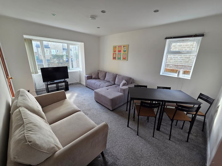 Large House Sleeps 12 For Contractors Near Leeds - Huddersfield