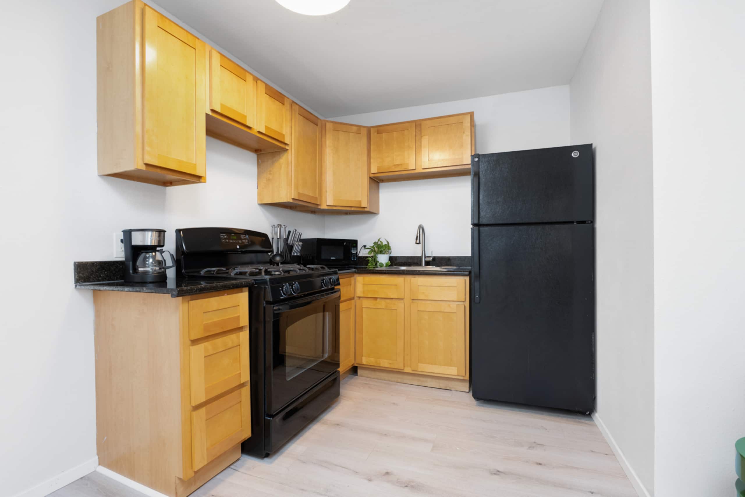 Cozy Frick Cottage, Queen Bed, Full Kitchen - Photo 4