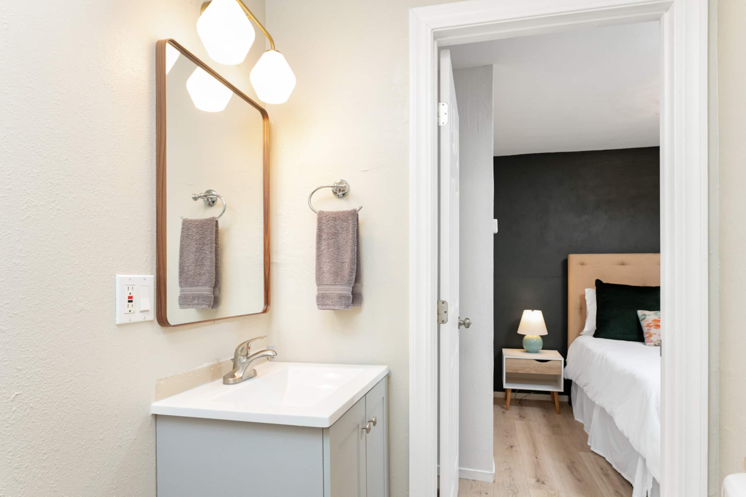 Cozy Frick Cottage, Queen Bed, Full Kitchen - Photo 6