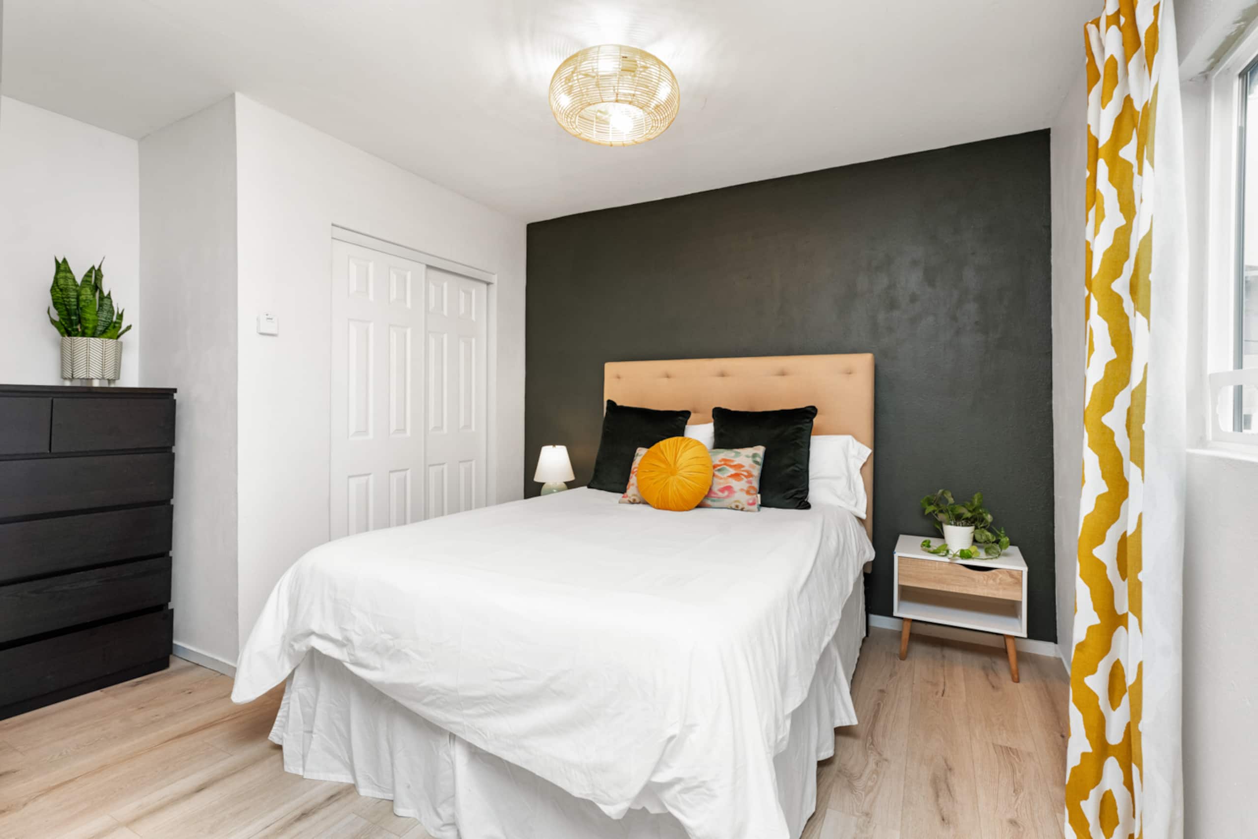 Cozy Frick Cottage, Queen Bed, Full Kitchen - Photo 9