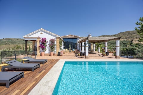 Country Villa: Breathtaking Views, Infinity Pool