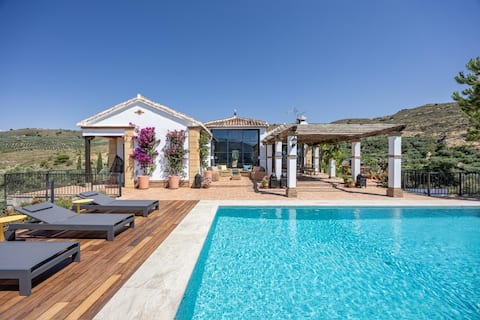 Country Villa: Breathtaking Views, Infinity Pool