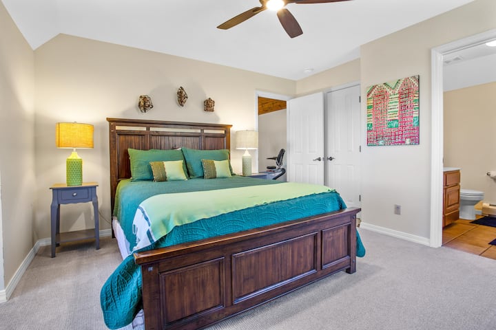 Удобен, удобен брачен кревет (широк 150-179 см) со паметен телевизор.