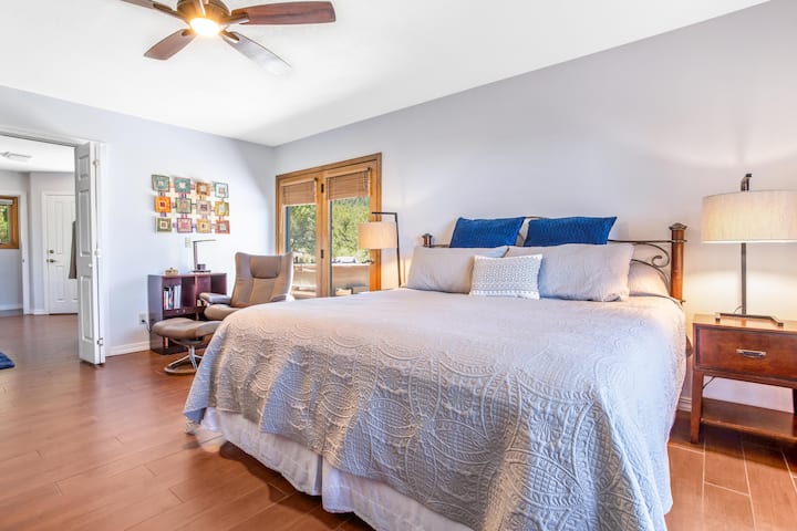 Брачен кревет (широк 150-179 см), стол за читање, паметен телевизор