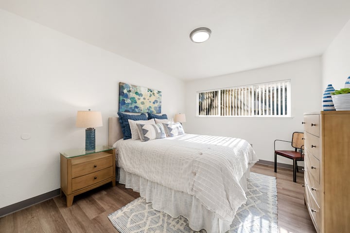 חדר שינה 2 עם מיטת קווין סייז.