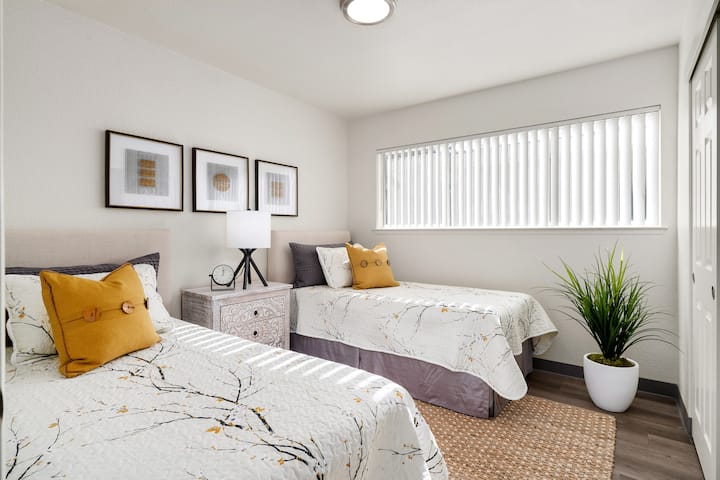 חדר שינה 1 עם 2 מיטות יחיד.