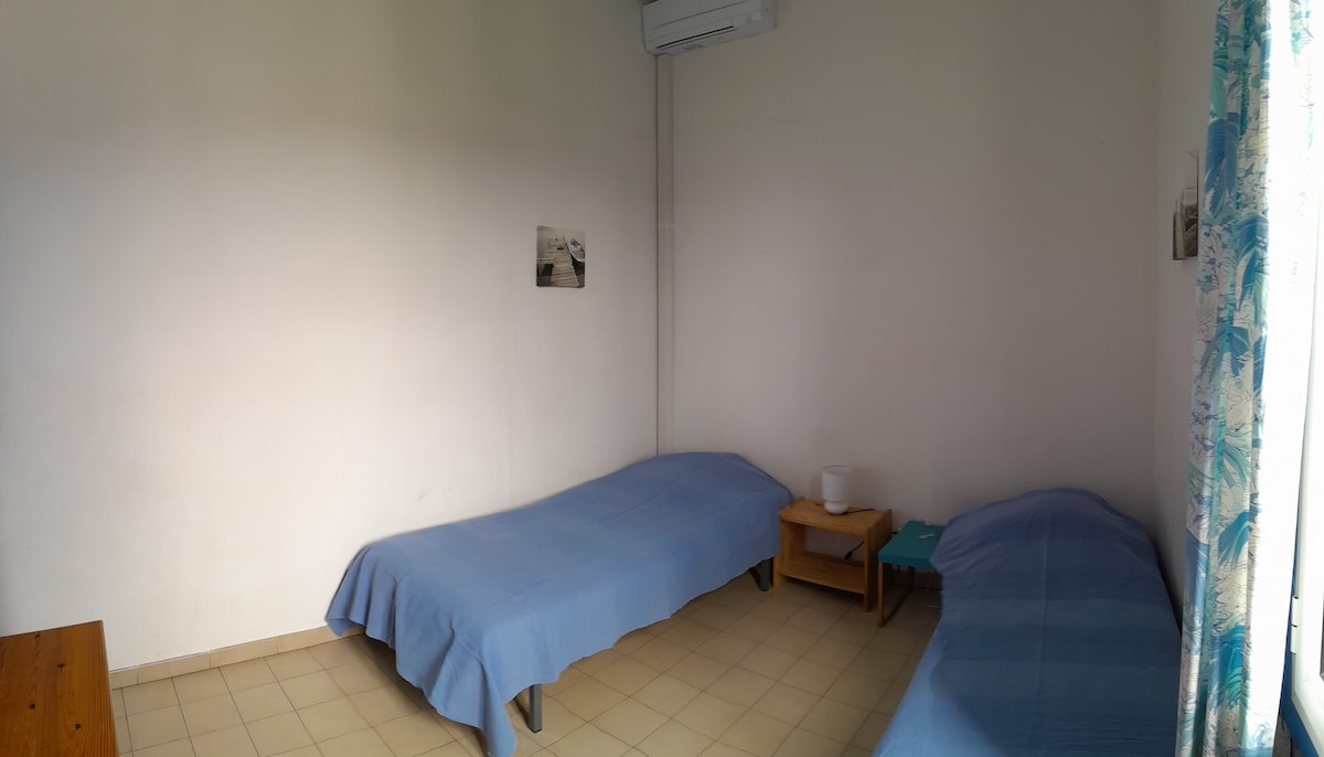 4. spálňa s dvoma lôžkami 90/190 môže byť sprístupnená, so sprchovacím kútom a umývadlom, klimatizovaná 