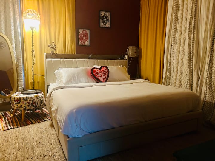 Colchón de espuma viscoelástica tamaño king con máquina de sonido y cortinas opacas para un descanso y rejuvenecimiento óptimos.