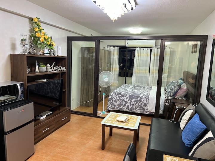 Marco’s Den
•Queen’s Bed •Wifi •Parking •Heater - Cagayan de Oro