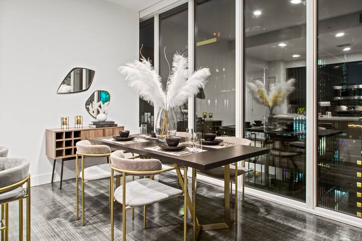 Corner High-Rise with Downtown Los Angeles Views gallery image 3