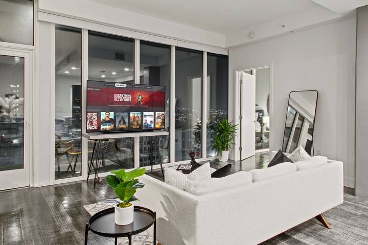 Corner High-Rise with Downtown Los Angeles Views gallery image 5