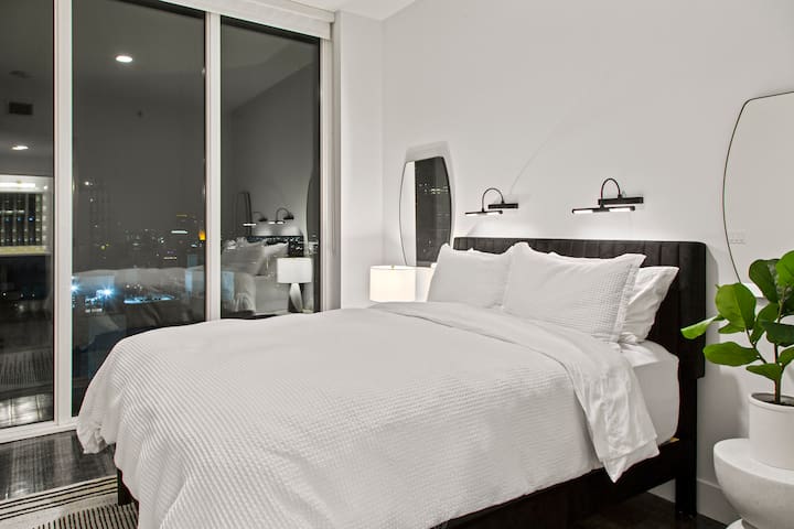 Corner High-Rise with Downtown Los Angeles Views gallery image 2