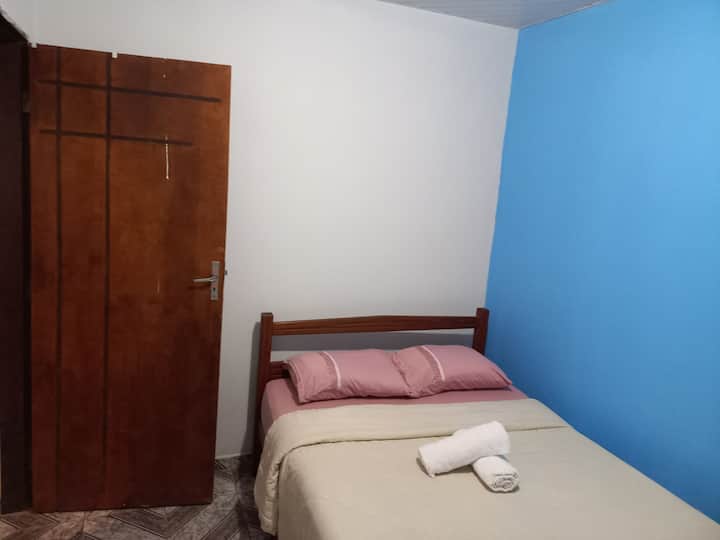 Modrá spálňa s dvojlôžkom.