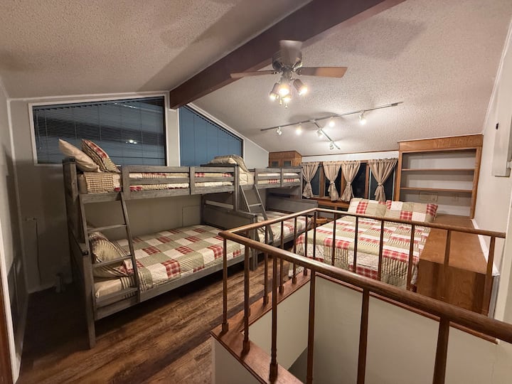 Roshani / Vitanda Vitatu Vikubwa / Vitanda Viwili vya Mtu Mmoja / Chumba cha Kulala #6 / Ghorofa ya Juu.