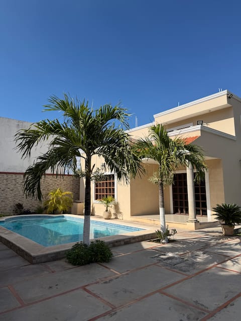 Gated house with garden and pool Mérida