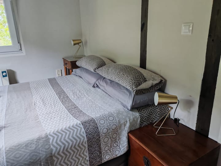 Habitación con cama de matrimonio