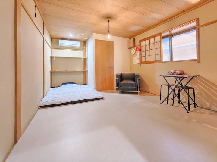 חדר פרטי נוח הפונה לרחוב הקניות.
ייתכן שיישמע רעש רחוב עד 21:00 בערך.