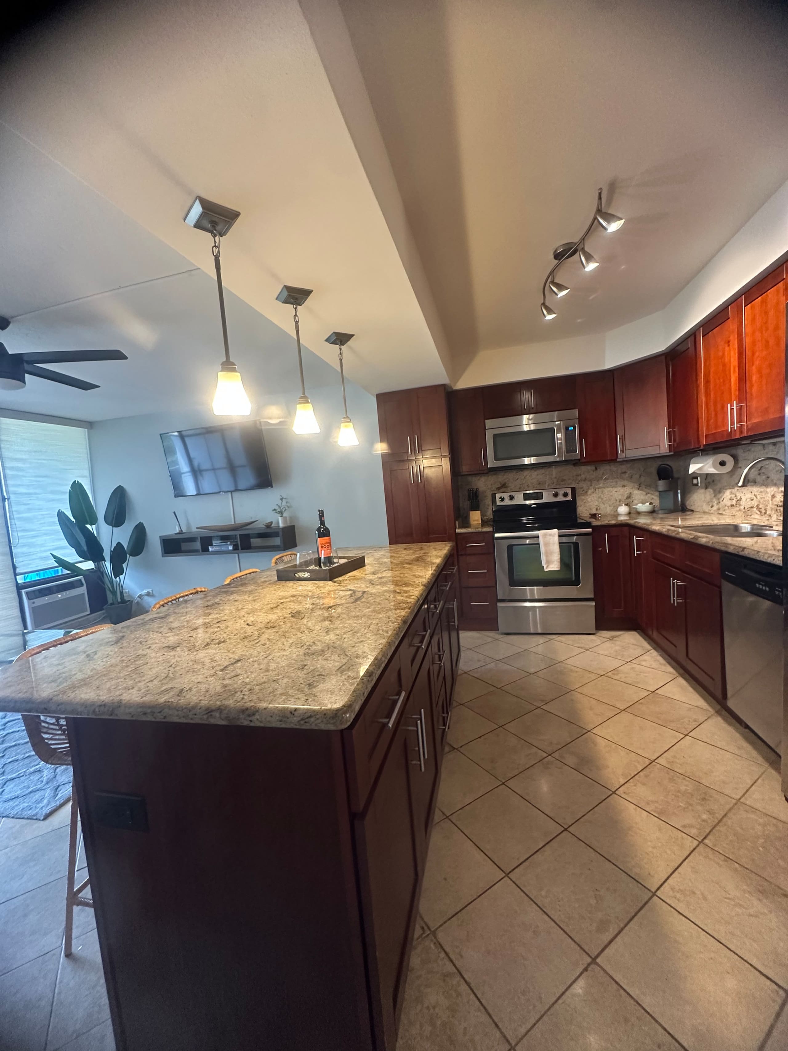 Condo in Kailua-Kona · ★4.92 · 1 bedroom · 2 beds · 1 shared bath - Image 3