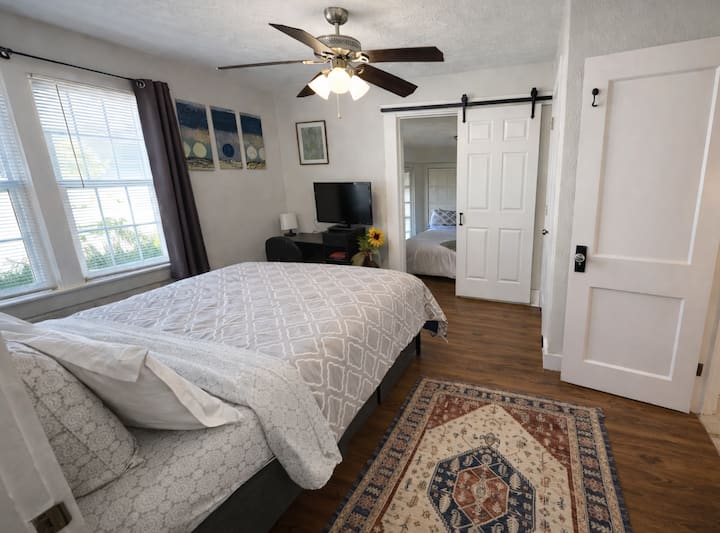 Спална соба 1 – Удобен брачен кревет (широк 150 – 179 см), има пристап до бања со тоалет и туш. Спалната соба 2 е поврзана, но е одделена со лизгачка врата. 