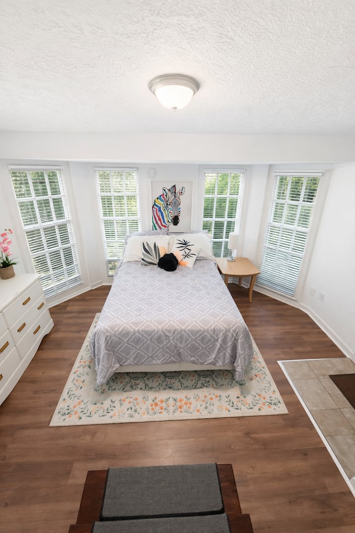 Спална соба 2 – Прекрасна спална соба со брачен кревет (широк 150 – 179 см). Оваа соба има врата што може да се заклучи, а води до задната веранда и дворот. Сите спални соби имаат греење и ладење!