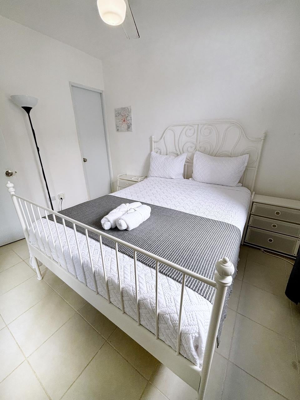 Удобен брачен кревет (широк 150-179 см) во нашата главна соба