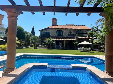 Villa Casona D Piedra 20 people Pool Jacuzzi Hot tub