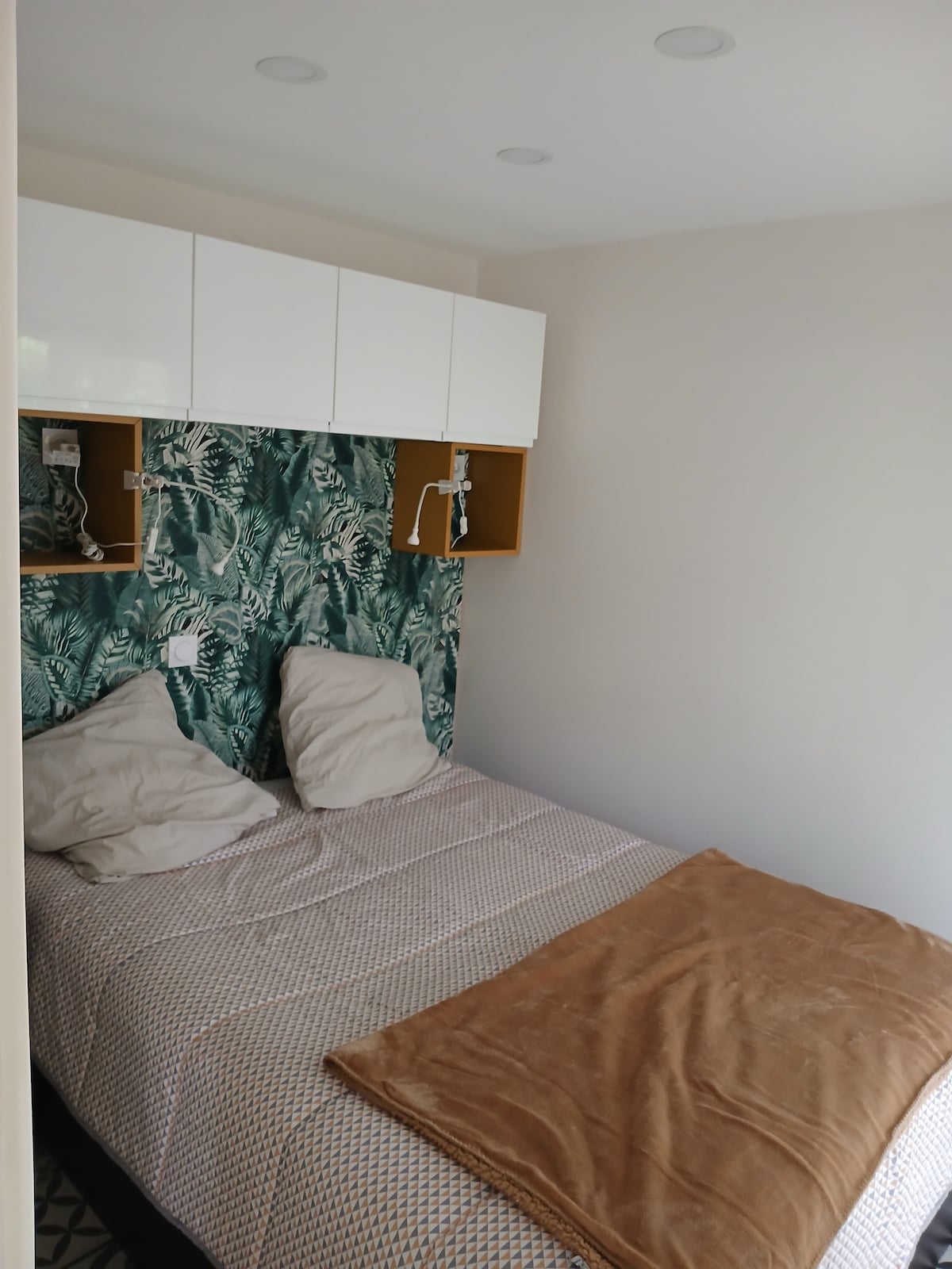 חדר שינה המורכב ממיטה בגודל 140X190 עם מחסן מעל ותלוי על הצד. 