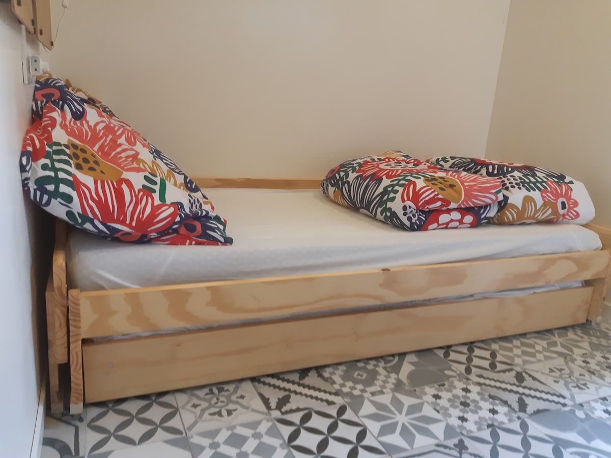 חדר שינה  המורכב מ -2 מיטות שיכולות להציע מיטת יחיד אחת כדי להציע מיטת קווין סייז,  ארון בגדים  עם מלתחה ומדפים 