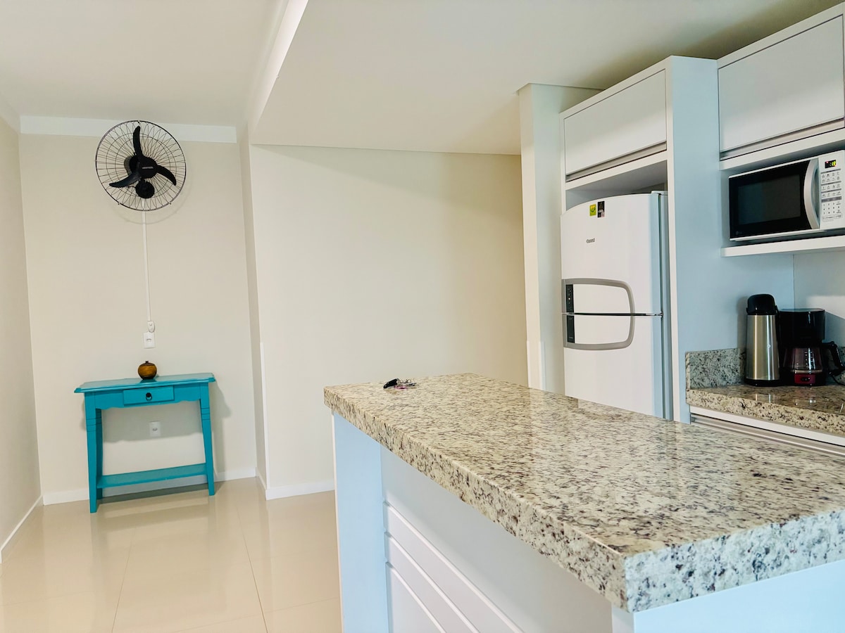 Comedor conectado con sala de estar.