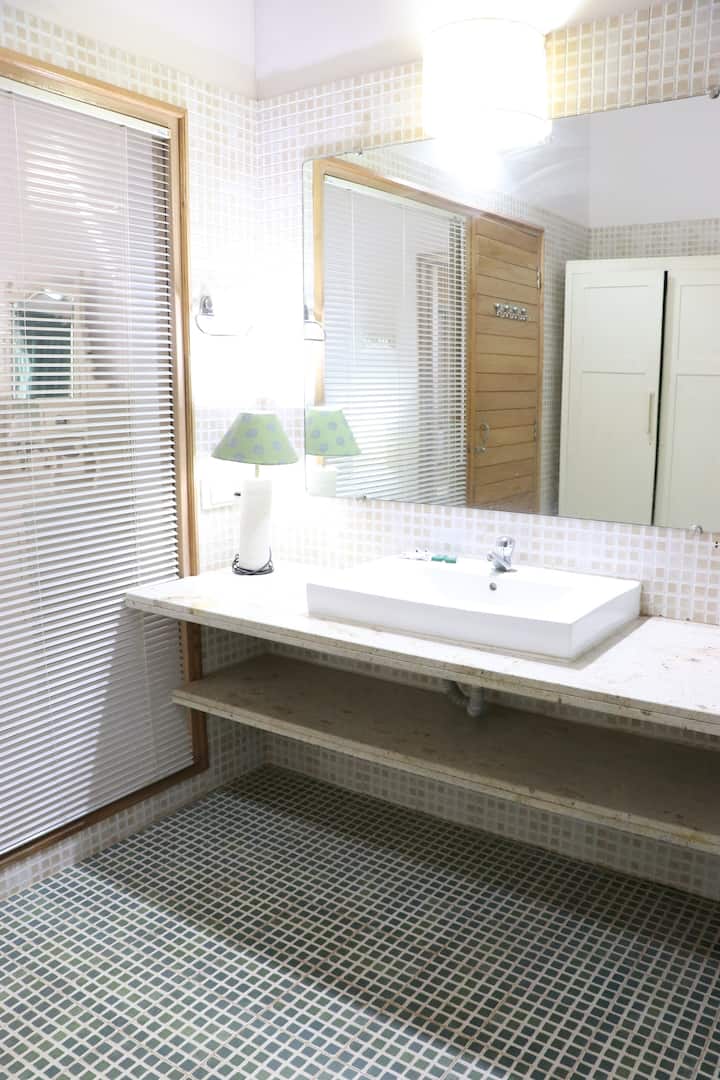 Full bathroom 1 image 3