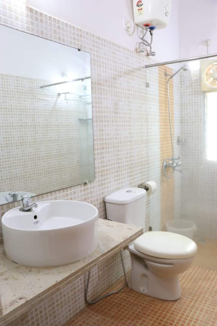 Full bathroom 3 image 1