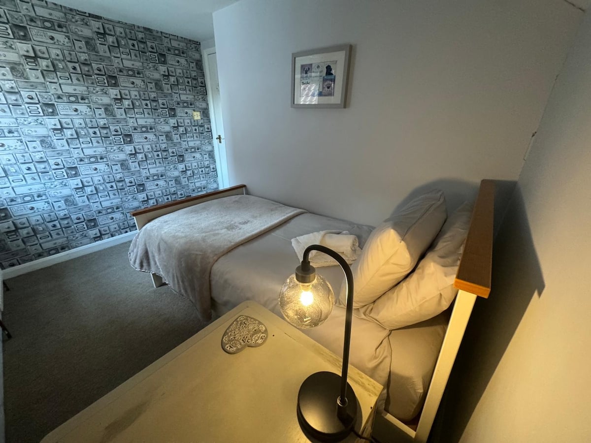 Ერთადგილიანი ოთახი, ძალიან კომფორტული საწოლი გემოვნებიანი დეკორაციებით შესანიშნავი ძილისთვის 