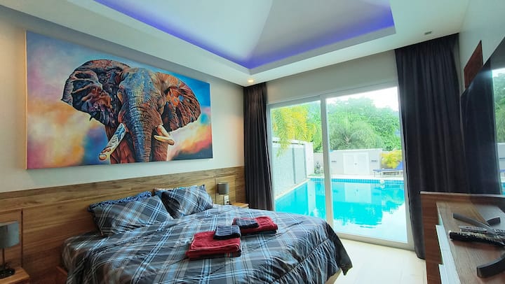 חדר שינה ראשי עם חדר רחצה פרטי 