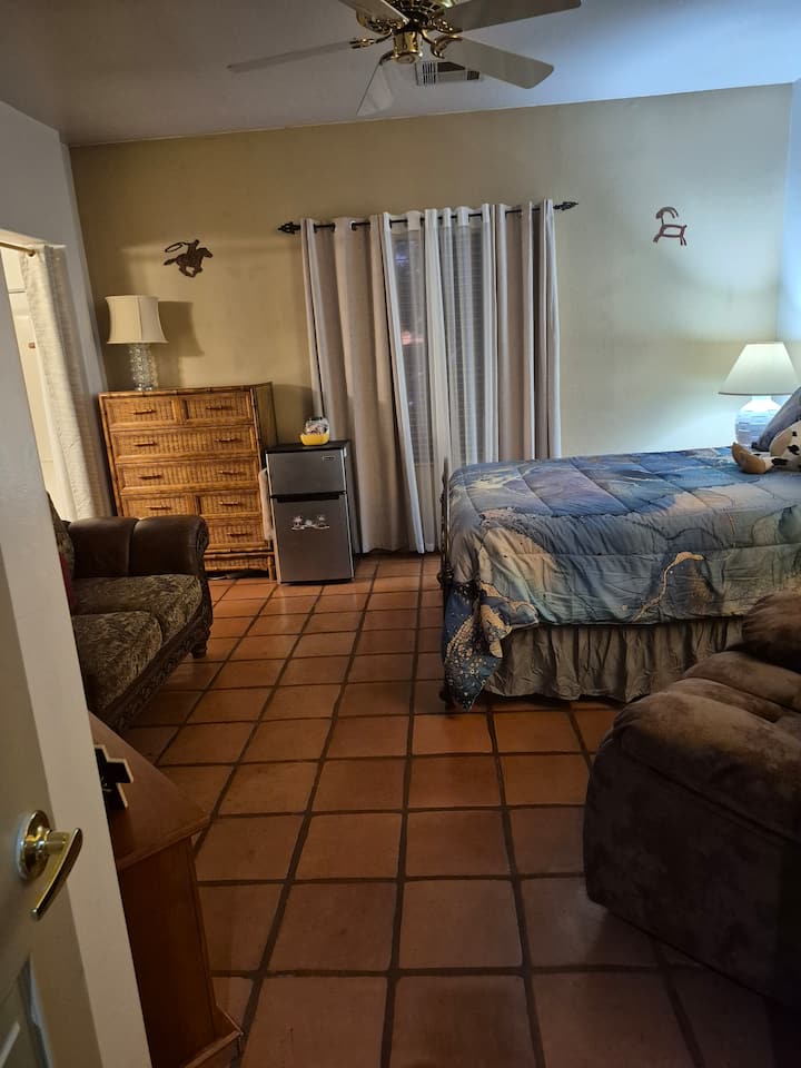 « Salle San Kofa »
1 lit queen et 1 matelas gonflable queen
160,00. La chambre peut accueillir 2 ou 4 personnes.