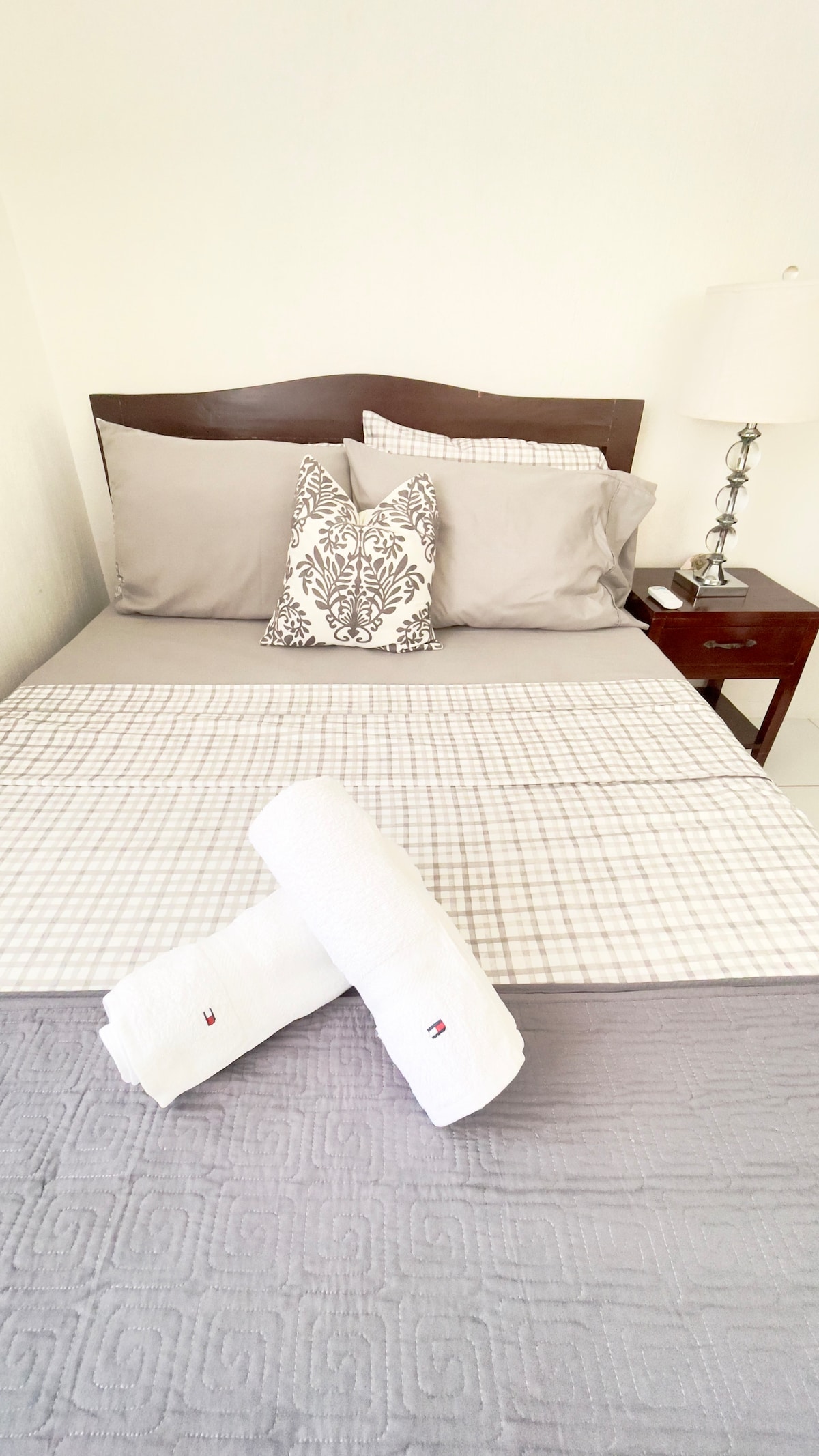 Удобната трета  спална соба, дизајнирана за удобност и релаксација. Привлечниот простор има кадифен двоен кревет, со дополнителен душек на подот кој е совршен за мирна ноќ. Украсен е со мека постелнина која создава топла и пријатна атмосфера 