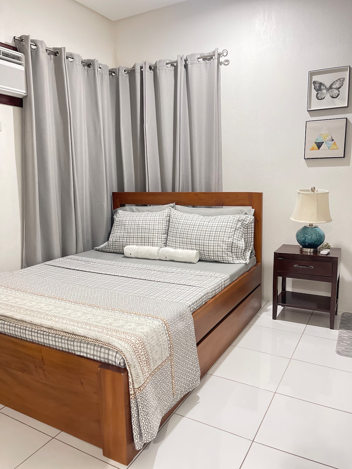 Добре дојдовте во главната спална соба, ова привлечно место за одмор има брачен кревет (широк 150-179 см), совршен за мирни ноќи, надополнет со двоен кревет на извлекување кој обезбедува дополнителен простор за спиење. За дополнителна приватност, вклучува сопствена сопствена бања 