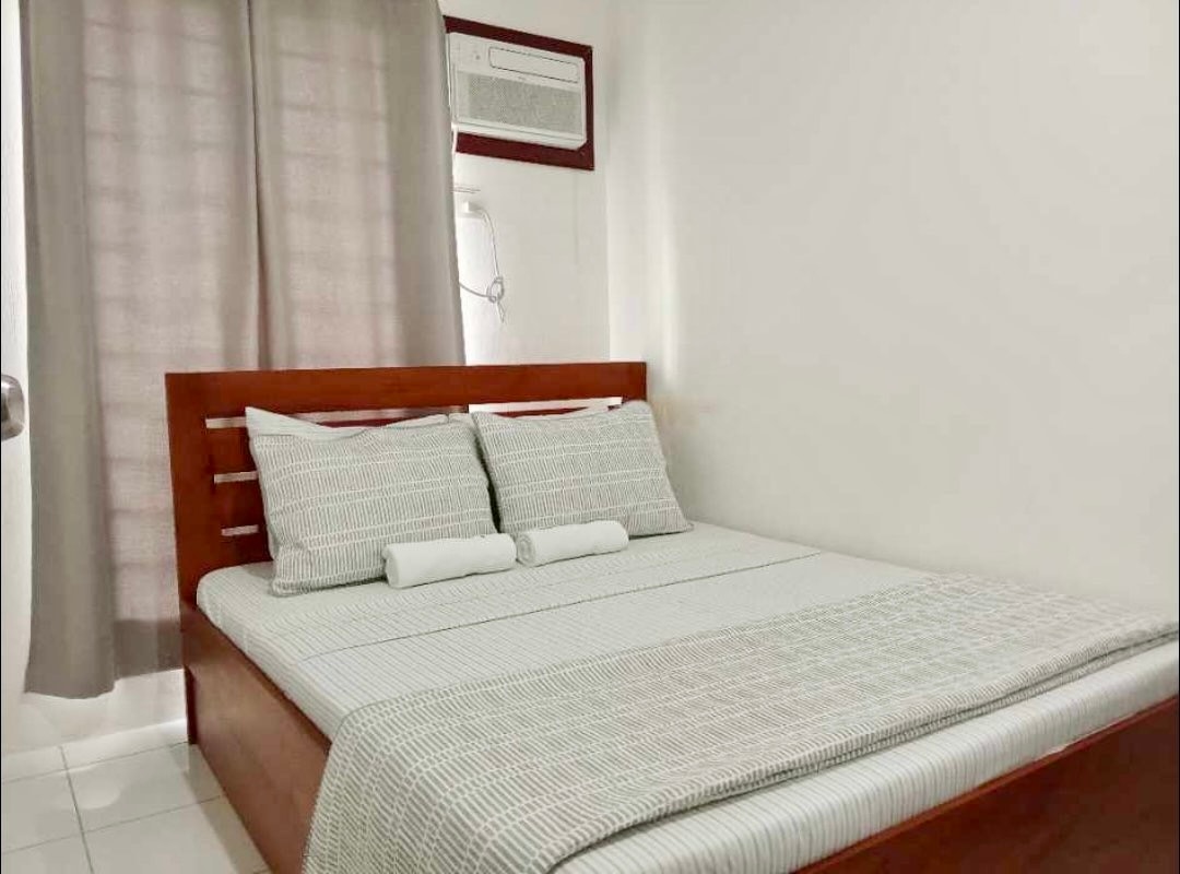 Добре дојдовте во првата спална соба, дизајнирана за удобност и практичност. Овде  има брачен кревет (широк 150-179 см), совршен за мирни ноќи, надополнет со брачен кревет (широк 180-179 см) кој обезбедува дополнителен простор за спиење за гостите или семејството 