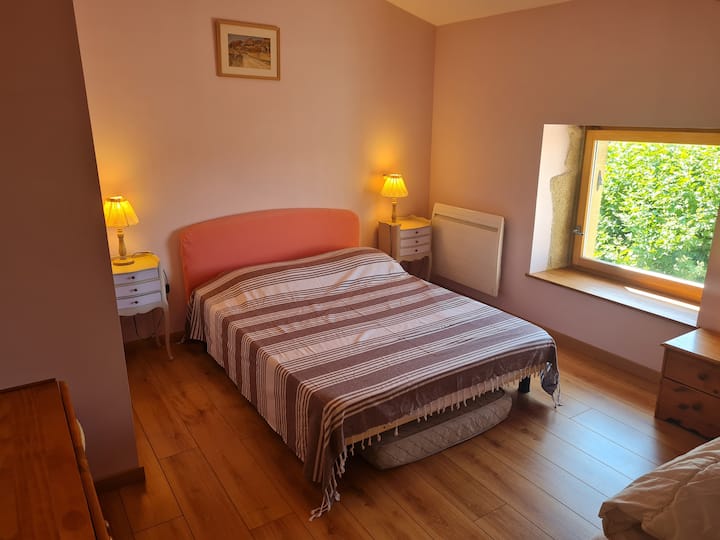 חדר בחצר עם מיטה אחת 140 ומיטת יחיד.