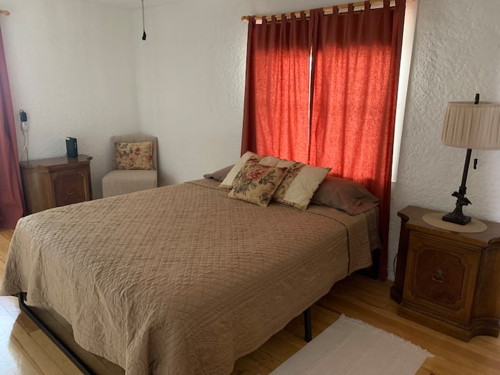 Cómoda cama tamaño queen, muy bien decorada.