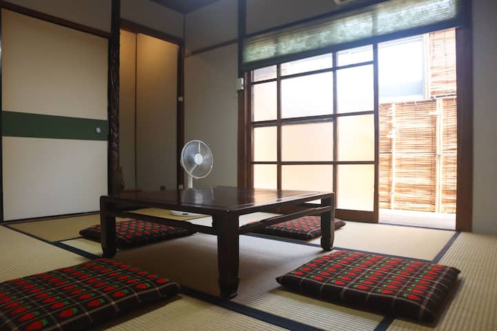 メインの和室は緑を基調としたインテリア。小さいながらも床の間があり、落ち着いた雰囲気です。
The main Japanese-style room is decorated in green tones. Although small, it has a Tokonoma (alcove), creating a relaxing atmosphere.