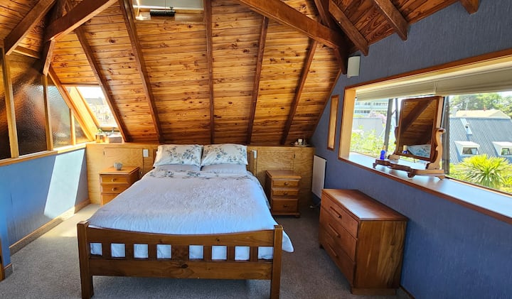 Chumba kikuu cha kulala, kilichopewa jina la 'Daraja' ni oasisi ya faragha yenye mandhari ya kuvutia ya Kituo cha NZ. Ikiwa na chai, kahawa na vitu vitamu, hii ni sehemu ambayo hutasahau kamwe.