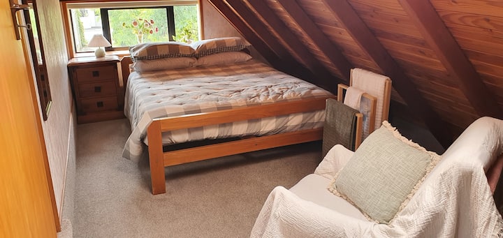 Chumba cha kulala cha Nne kina kitanda cha ukubwa wa Kwin na eneo karibu na kona ambalo linaweza kutumika kama eneo la kucheza la watoto au kulala kwa ziada (tafadhali uliza ili kufanya mipango ya kulala kwa ziada).